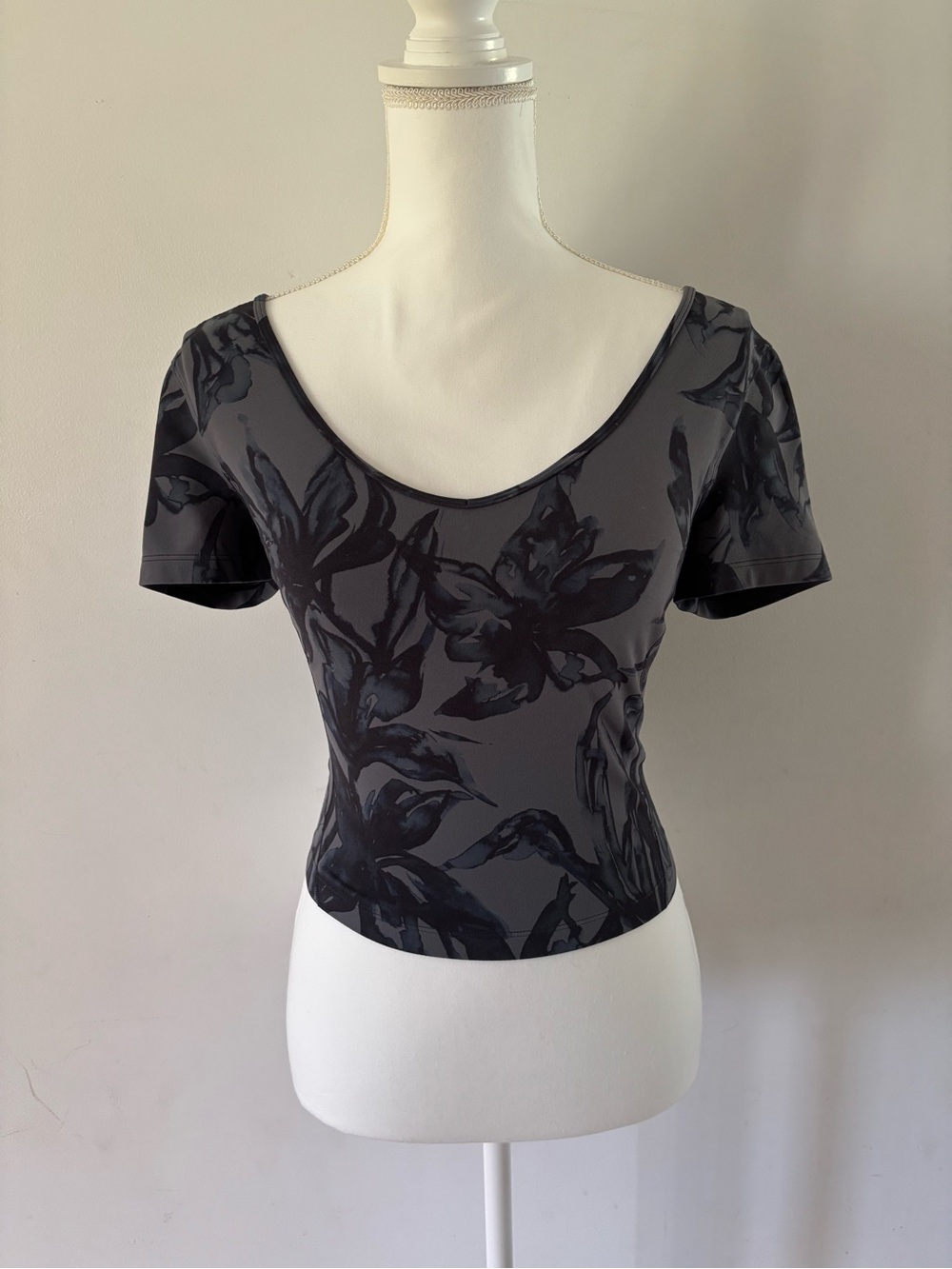 lululemon athletica Black & Grey Athletic Floral Scoop Crop Top